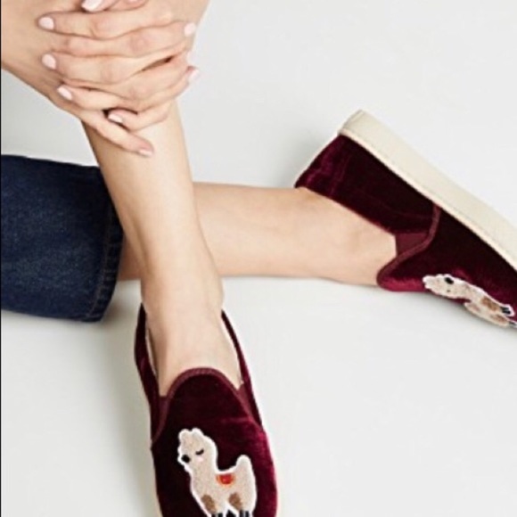 Saludos Velvet Burgundy Slip-On Shoes with Llama Design - Picture 3 of 6